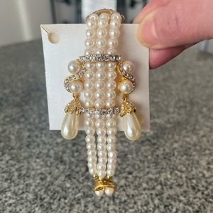 Fashion jewelry. Pearl and crystal bracelet and matching earrings